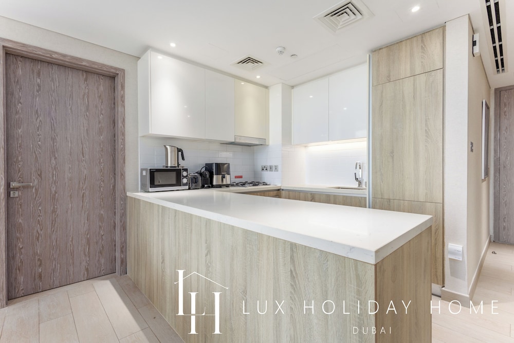 LUX LIV Contemporary Marina Suite 2