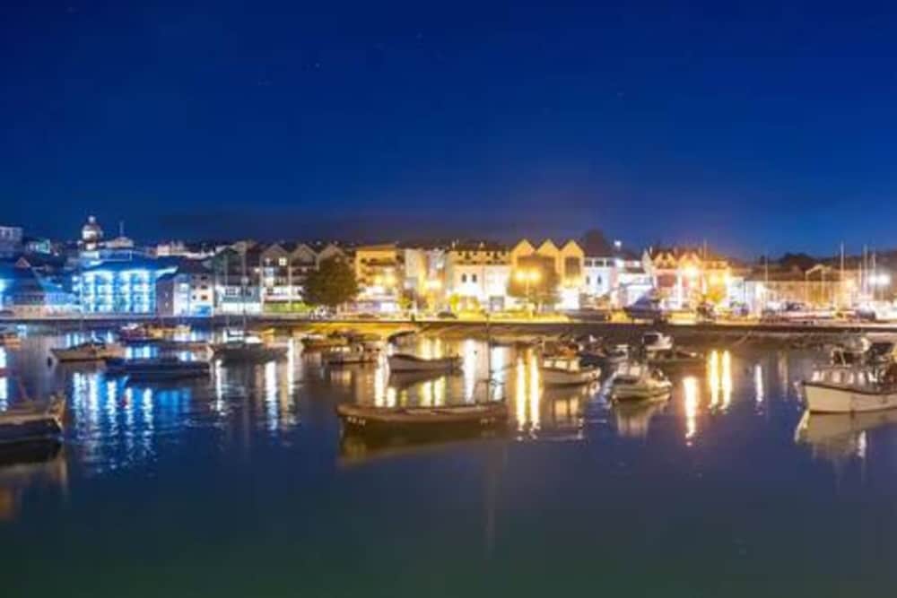 Harbourside Apartment With Seaviews and Parking