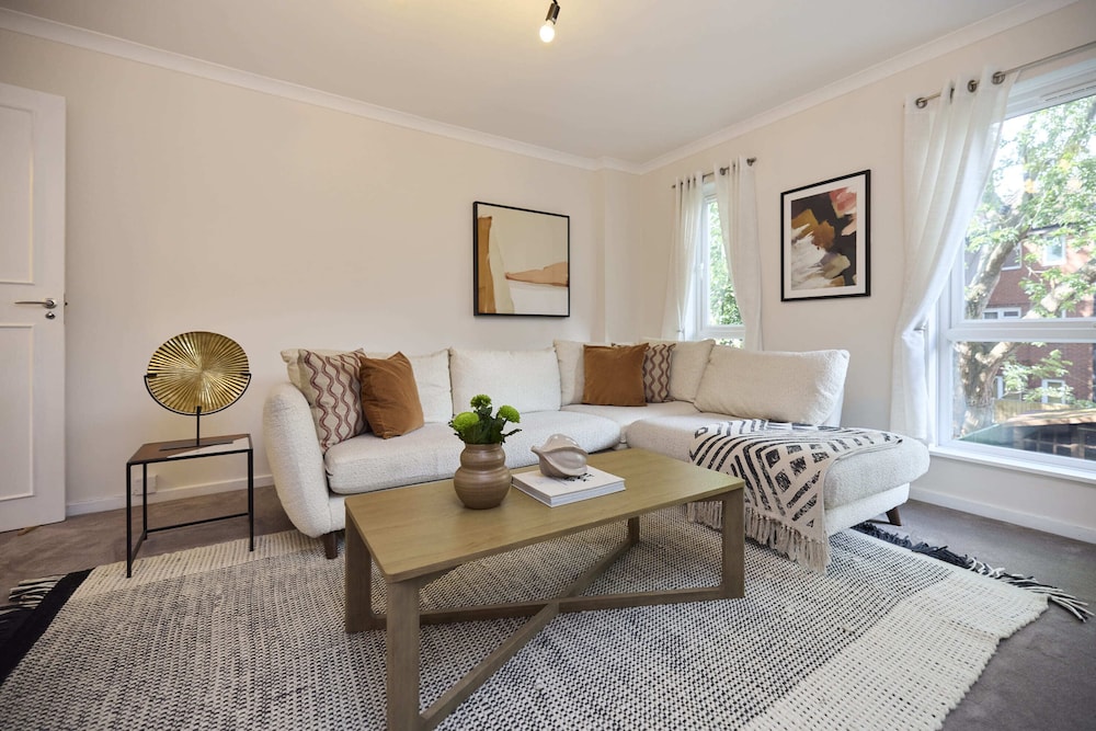 Chiswick Townhouse with Garden & Parking