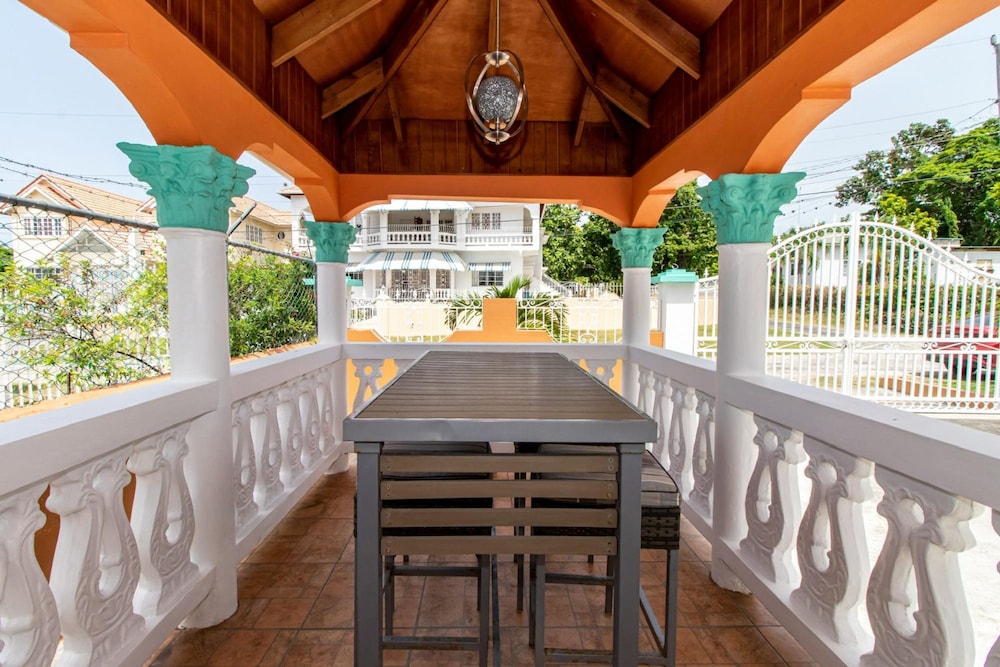 Runaway Bay Gem Suite