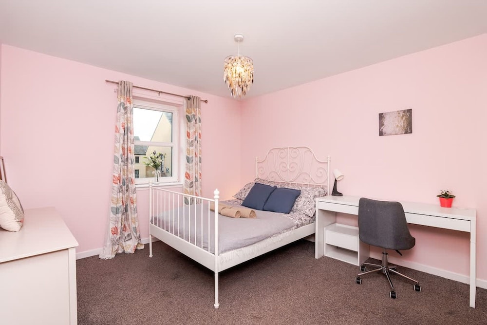 3 Bedroom House - Free Parking