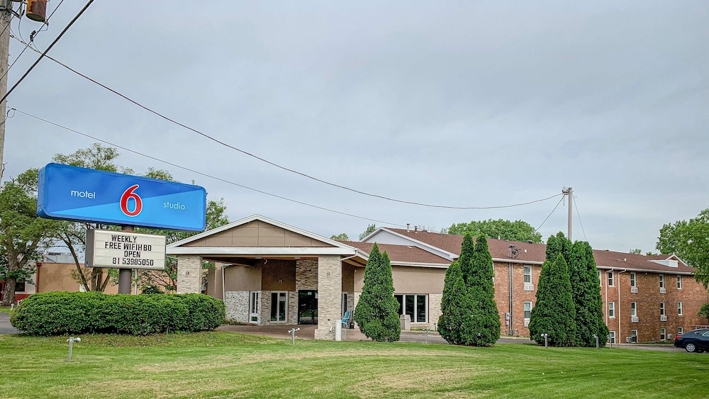 Rockford Vacations - Motel 6 Rockford, IL - Property Image 1
