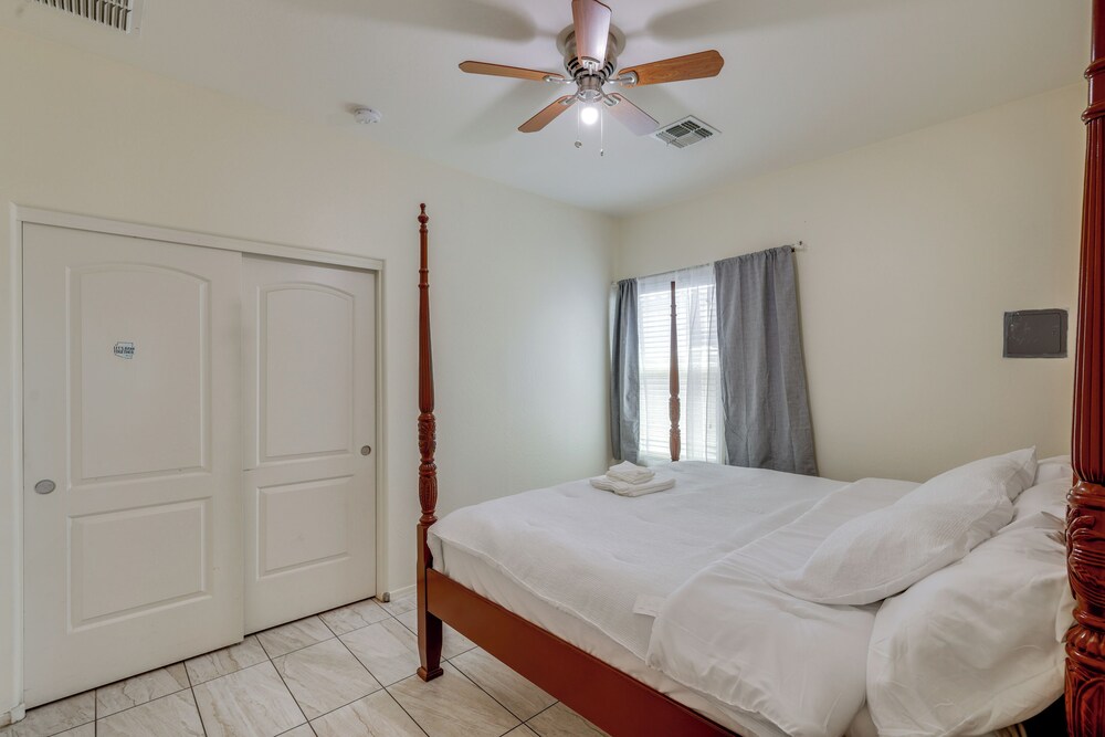 7 Mi to Dtwn: Spacious Stay in Phoenix!