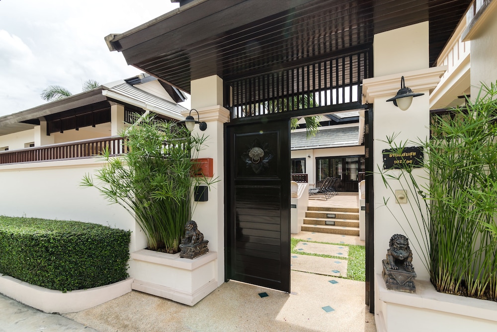 4 Bedroom Private Bali Style Villa HH1