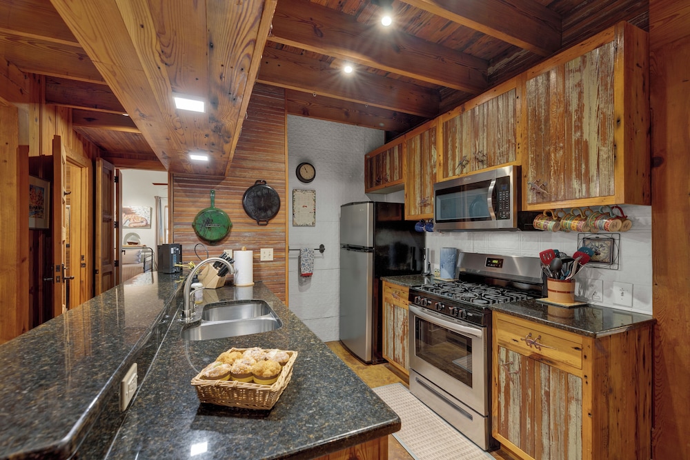 The Willows Casa Grande + Sundown Suite Sleeps 13 - Close to Main St