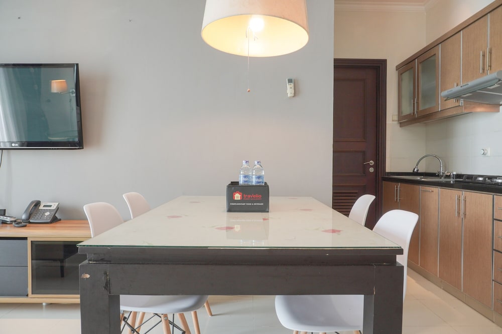 Homey And Comfort Stay 2Br Bellezza Apartment - Property Image 9