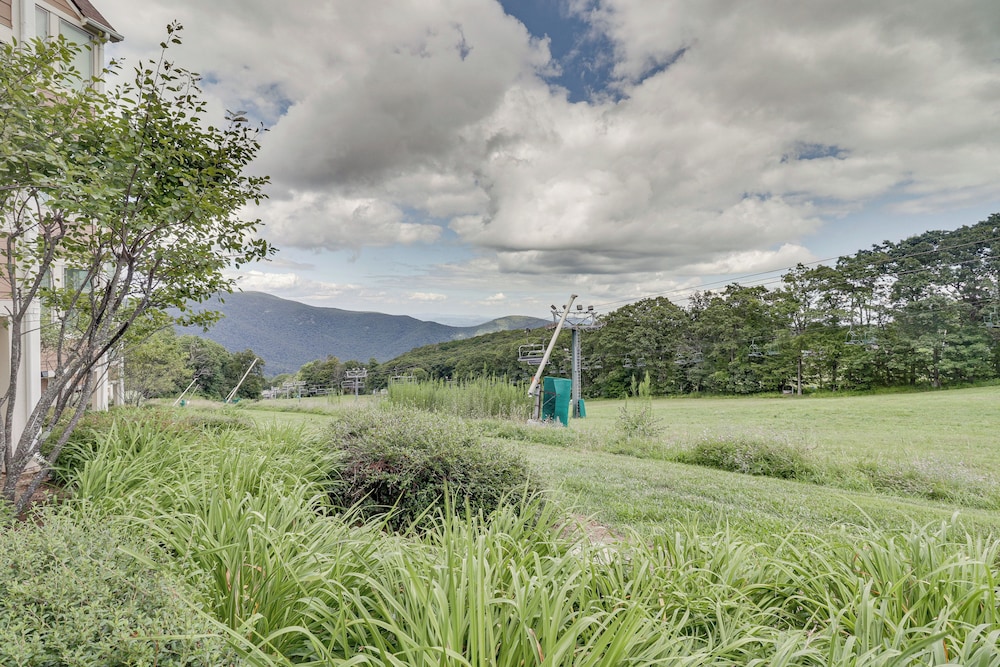 Pool Access: Scenic Condo in Wintergreen Resort!