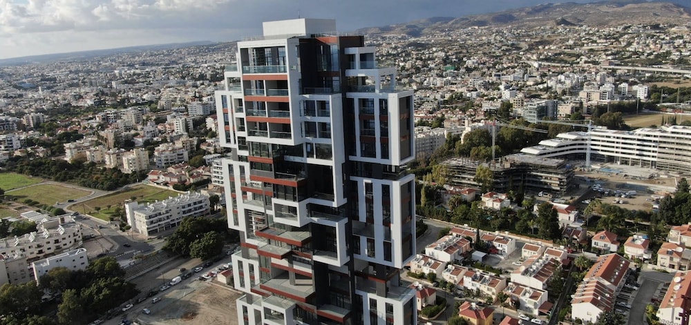 128 LIM - 2002 Stay Only Tower Suite