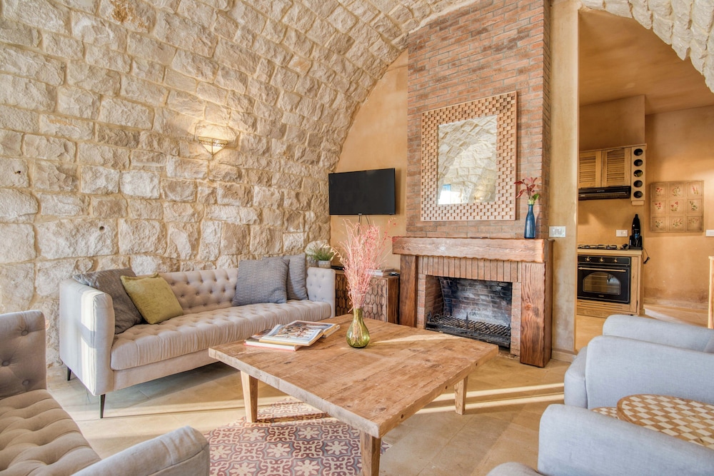 Red Oak House With Garden & Terrace in Assia, Batroun