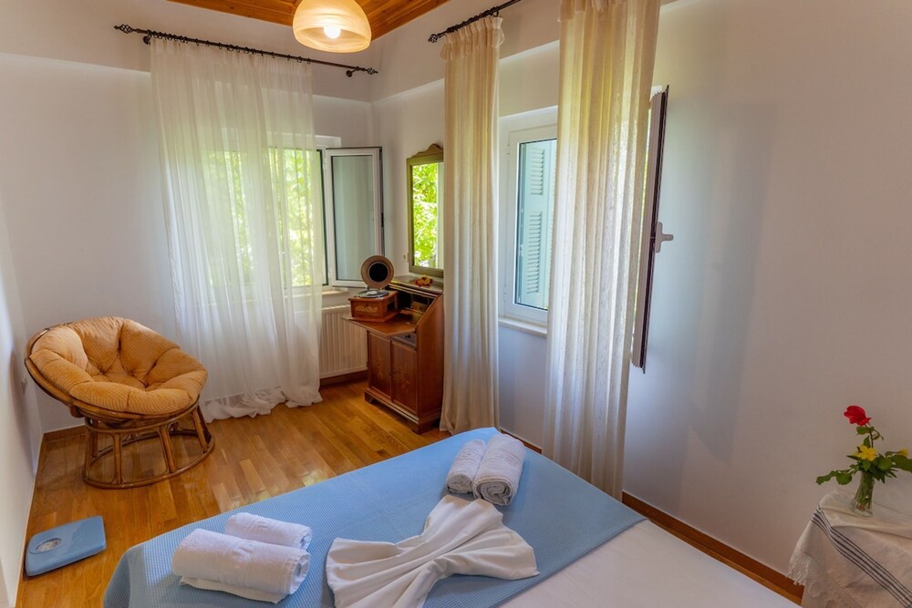 Orestis Stone Apartment for 2 With Garden