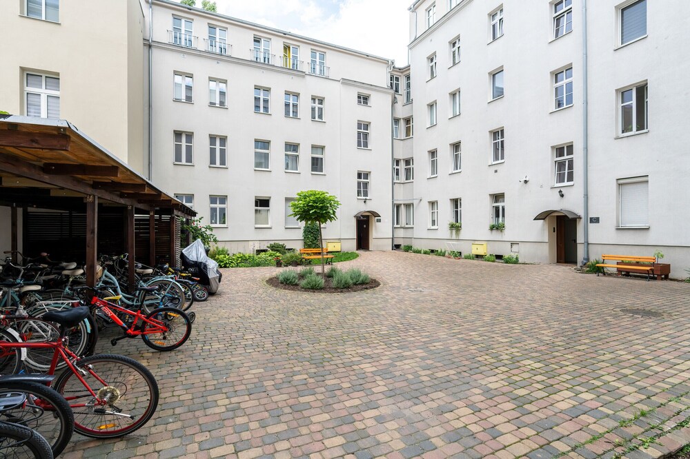 Cozy Apartment in Poznań by Renters view 2