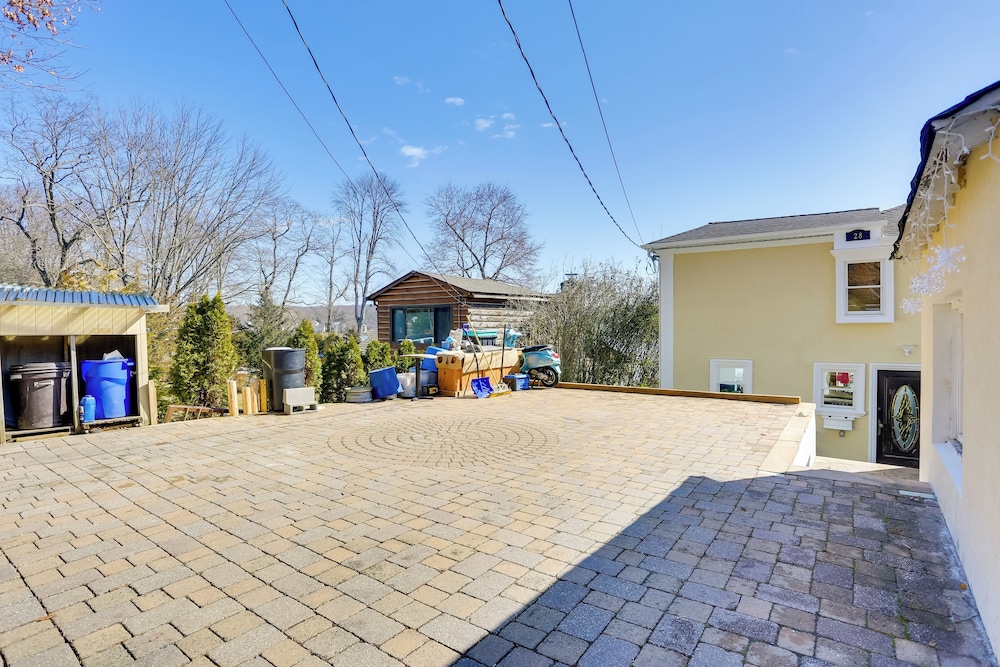 Greenwood Lake Cottage w/ Shared Dock & Hot Tub!