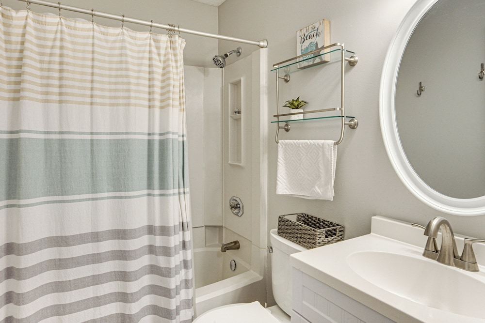 Access to Folly Field Beach & Pools: Coastal Condo