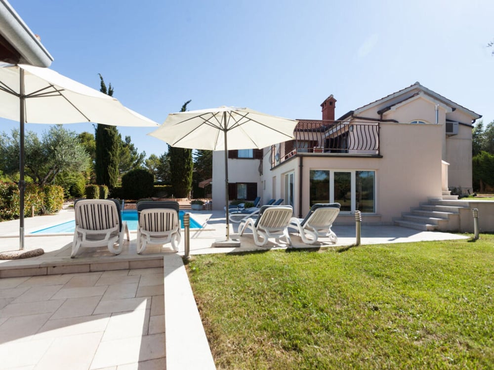 Villa Rosy Comfortable Holiday Residence