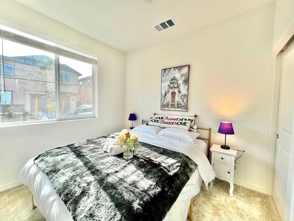 Sunny Stylish Near LA 4BR Home w Desks Lounge
