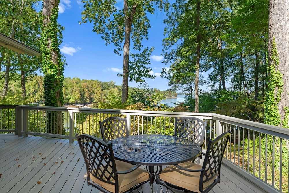 Modern Masterpiece by Avantstay Waterfront Private Dock