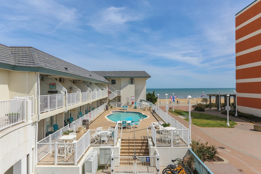 Exclusive Beach Access: VA Beach Studio Condo!