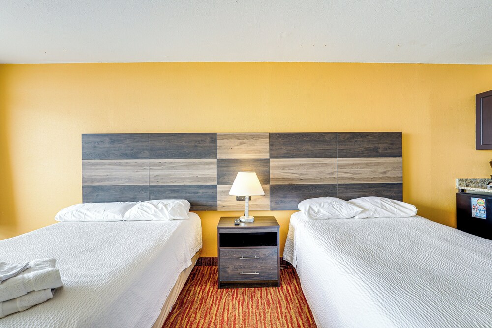 Pools & Spas: Beachfront Studio at Landmark Resort