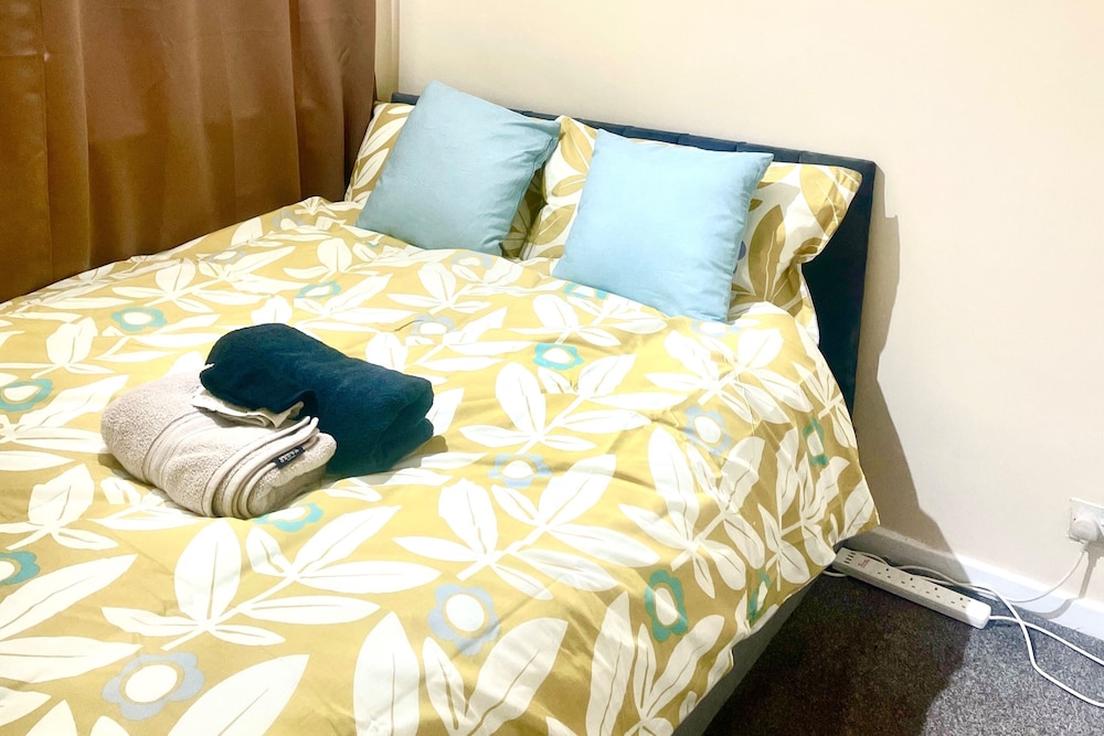 House - Sleeps 9 - Garden - Pet Friendly - Parking