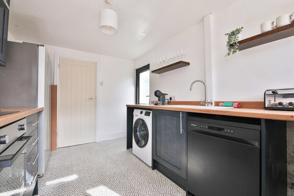 Charming 3 Bed Home Near Caerphilly Castle
