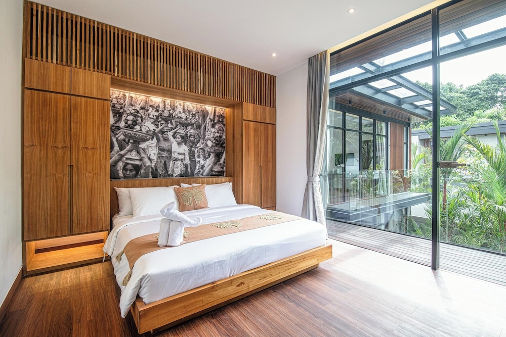 Elegant 6BR Canggu Villa Steps From the Ocean