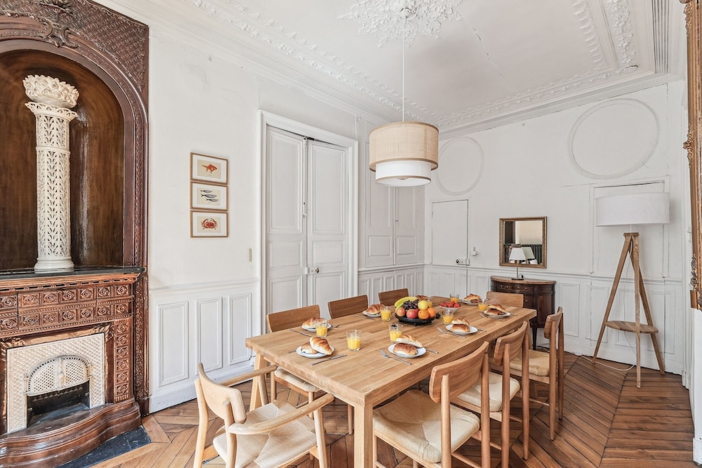 4BR Stylish Stay in the Heart of Marais