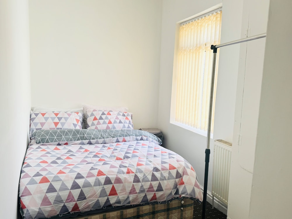 Stoke-on-trent - House - Sleeps 7 - City Centre