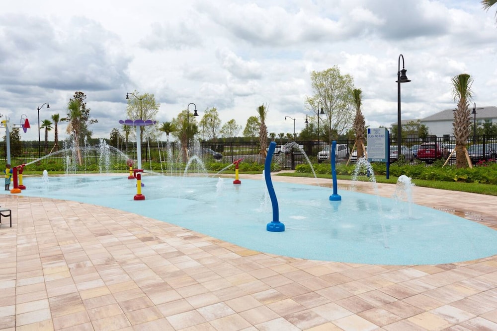 Amazing 4bdr Near Parks w Pool
