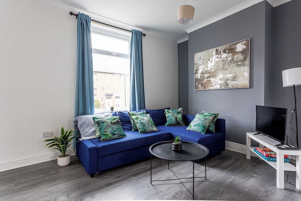 3 Bed House - Sleeps 5 - Parking - Wifi