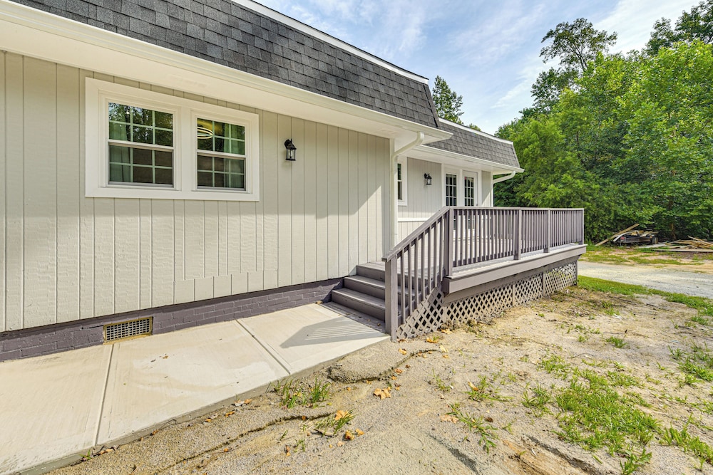 Private Deck & Yard: Home 3 Mi to Dtwn Sanford!