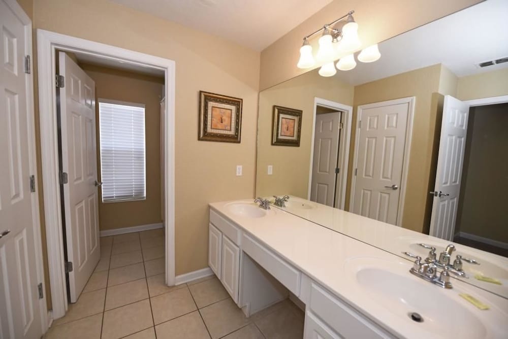 7825 The Windsor House 6 Bedroom by Florida Star