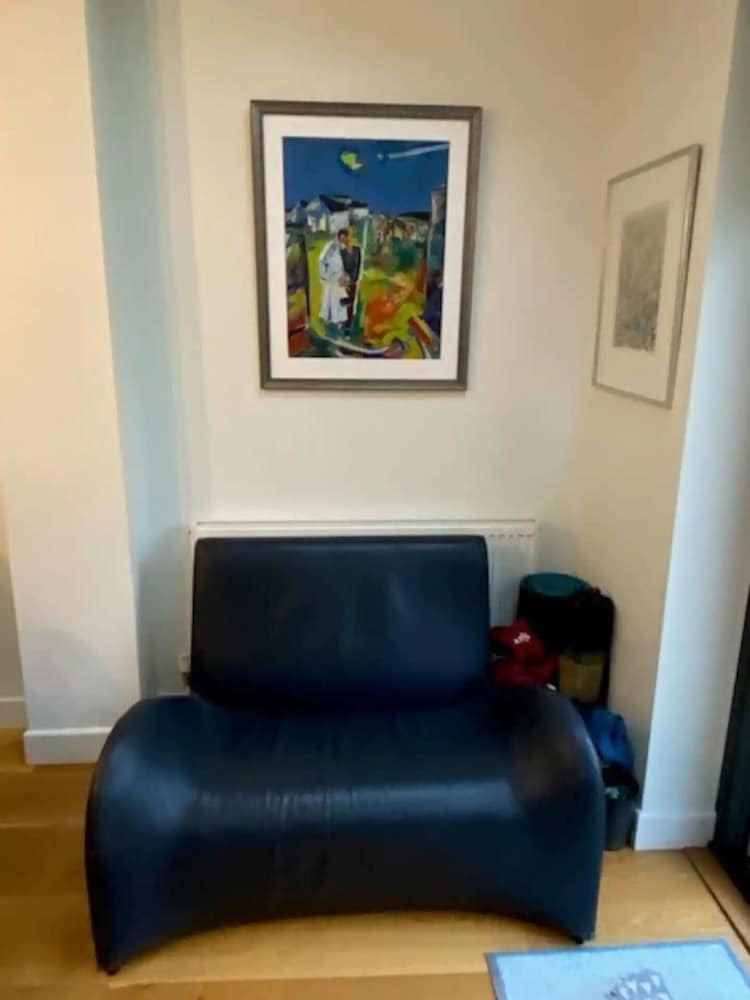 Cheerful 4 Bedroom Home in the Heart of London