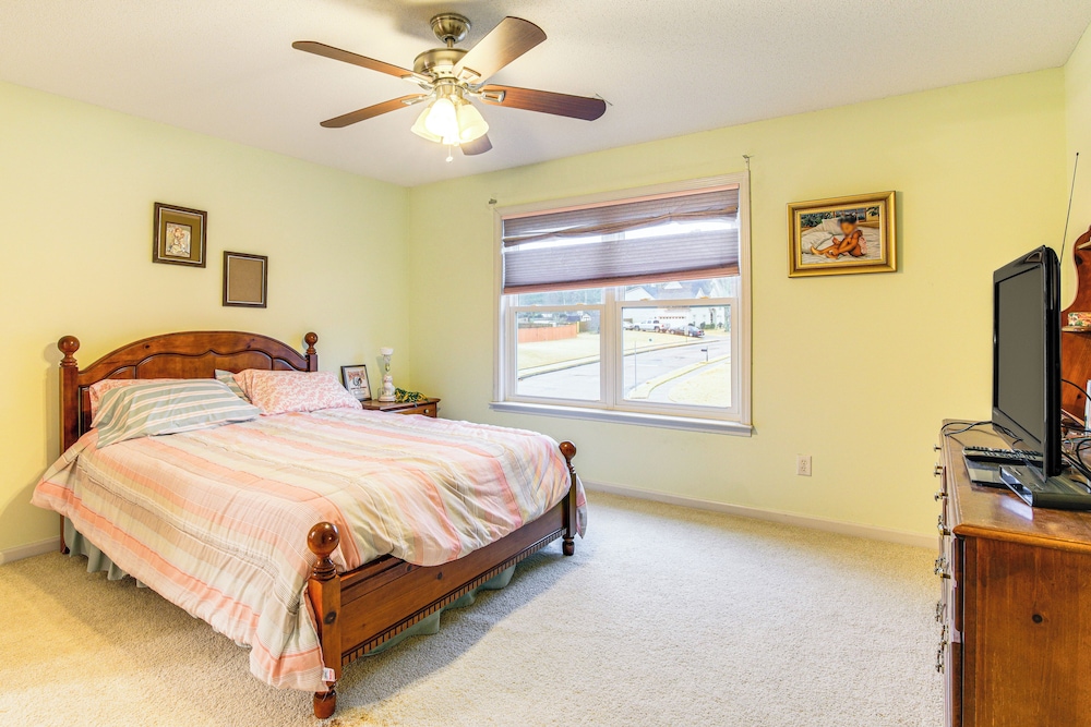 Family-friendly Gem w/ Home Office in Memphis