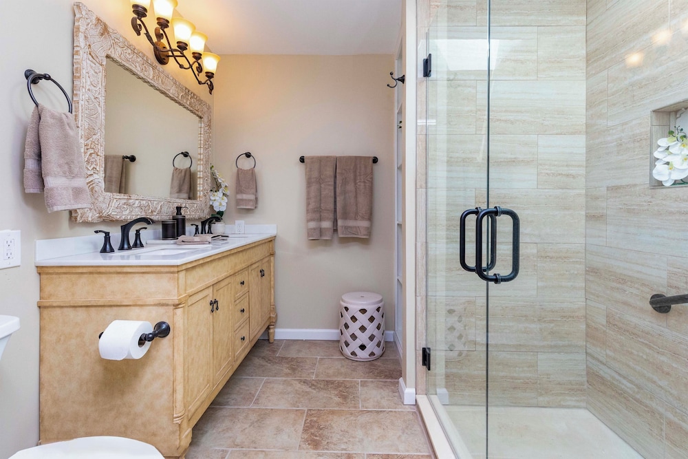 February Perks! Couples Getaway in Hayesville