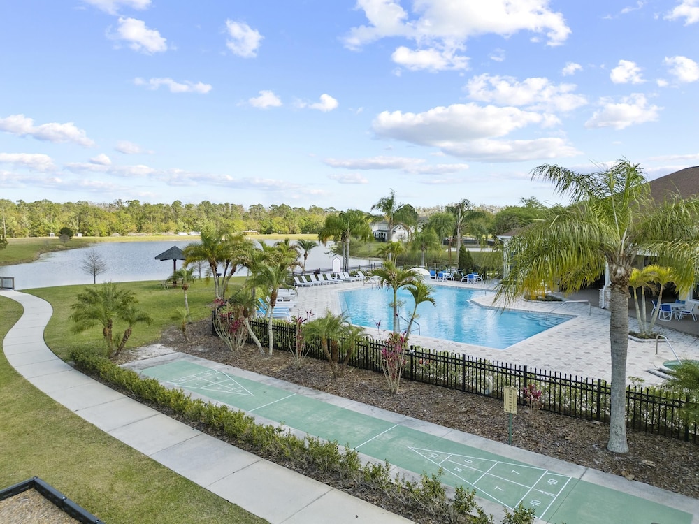 Trafalgar Resort Community Pool and Gym, Private Pool!