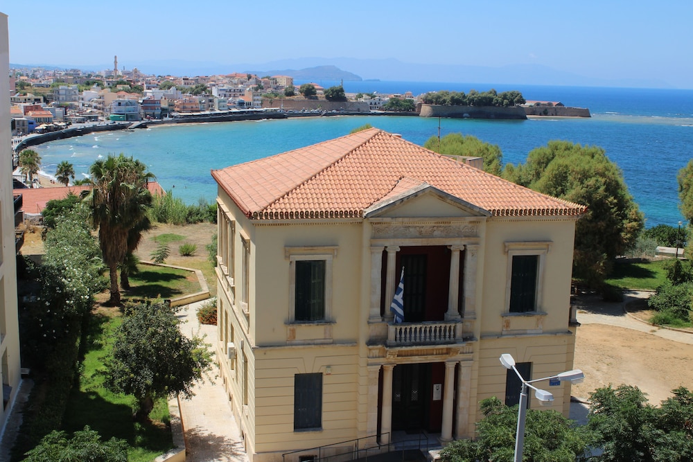 Ranias luxurious Apartment with sea view!