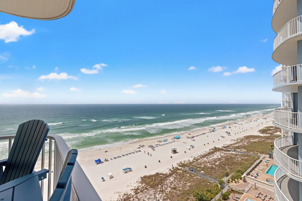 Coastal Hideaway: Cozy Beachfront Studio Sleeps 4 With Stunning Views!