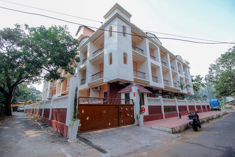 OYO 9792 Home 2BHK Poolside Siolim