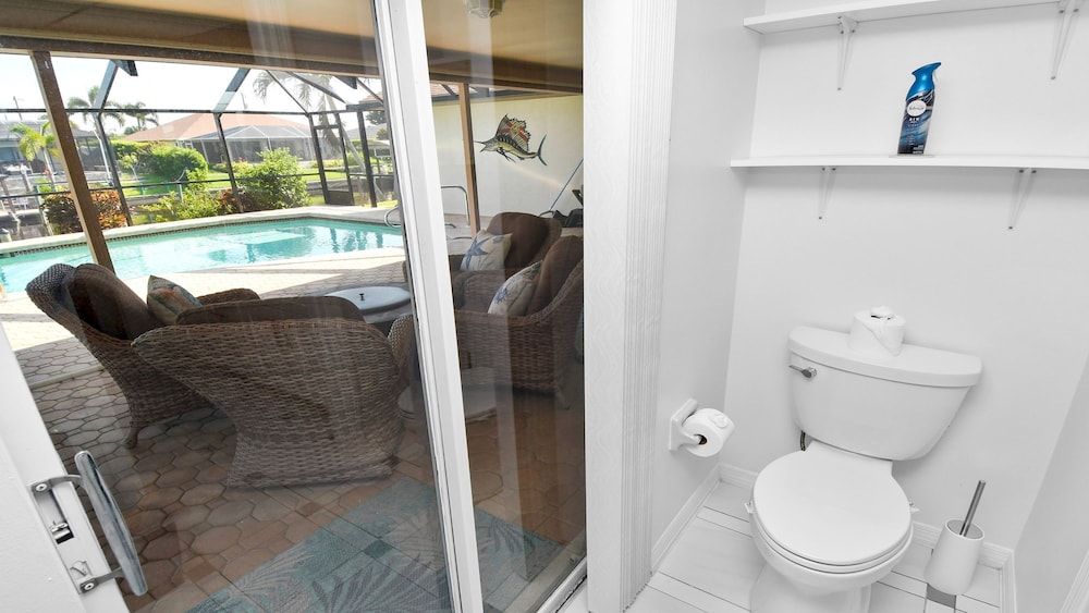 Love Bird Canalfront Villa Lounge Terrace Heated Pool pet Friendly