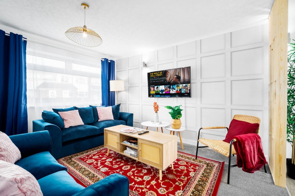 Bright Modern Home Near Birmingham