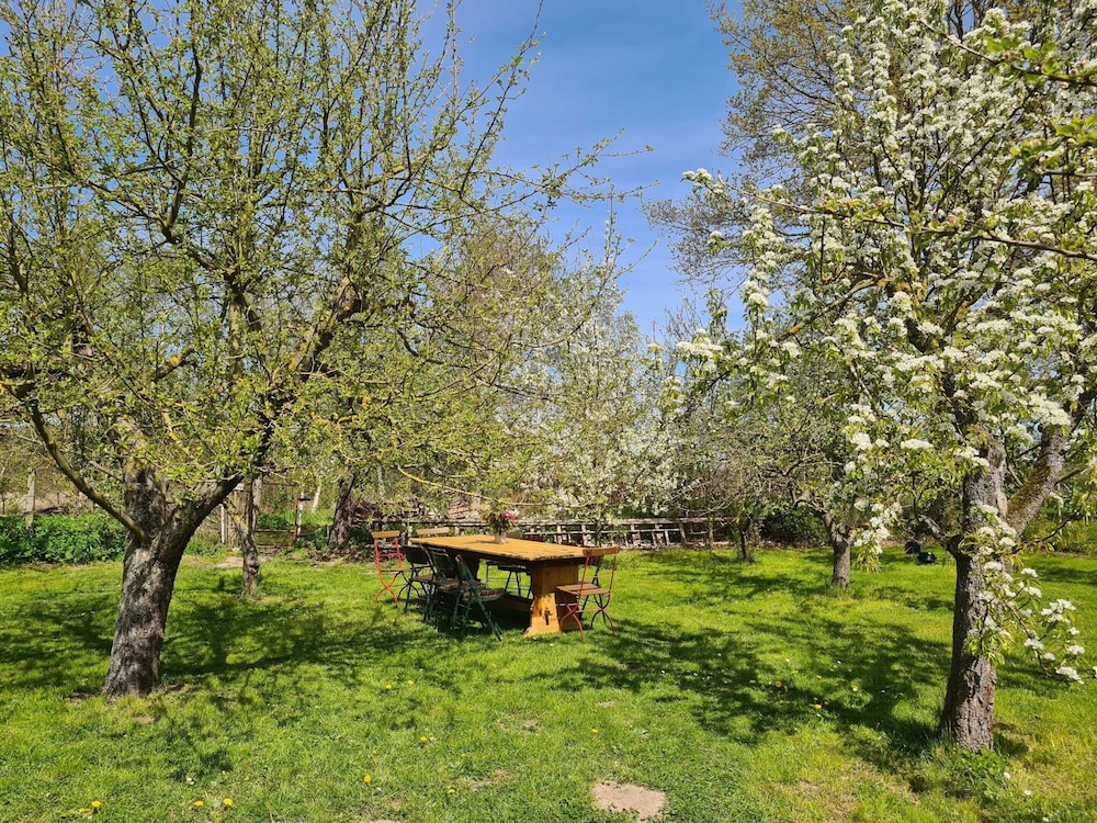 Retreat With Garden & Family Amenities