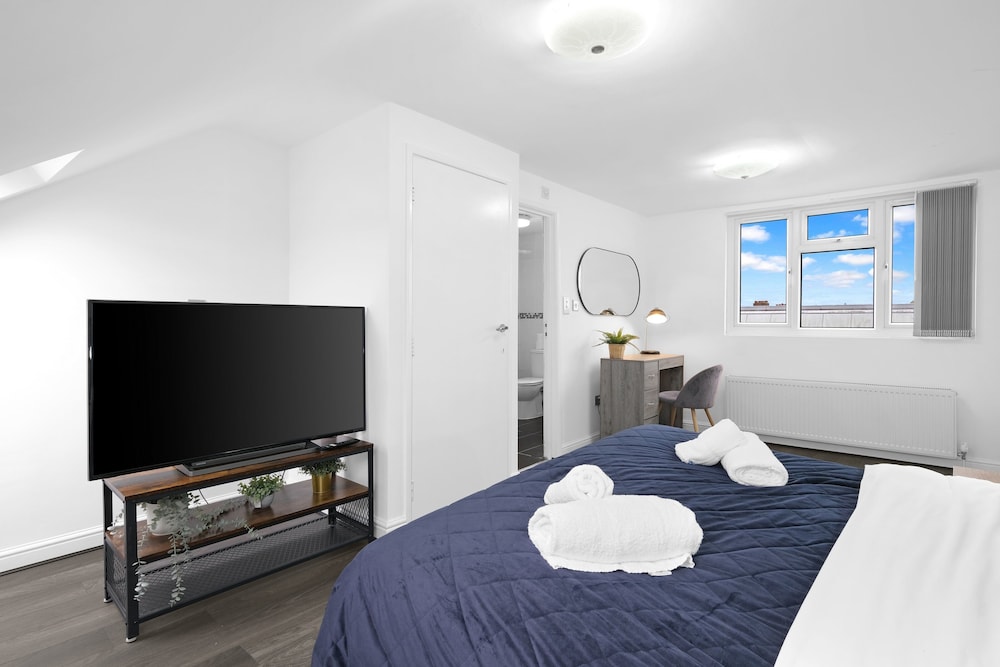 Spacious 5BR 3BA Serviced Hse in Croydon