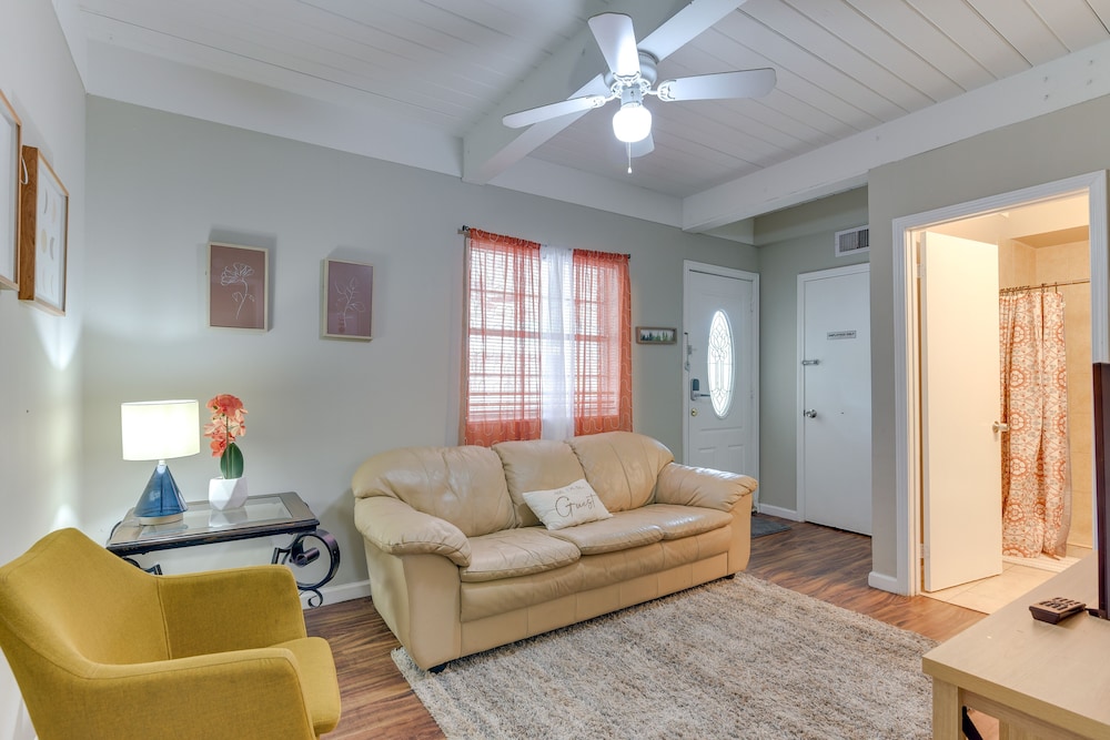 < 1 Mi to Pleasure Pier: Unit in Galveston!