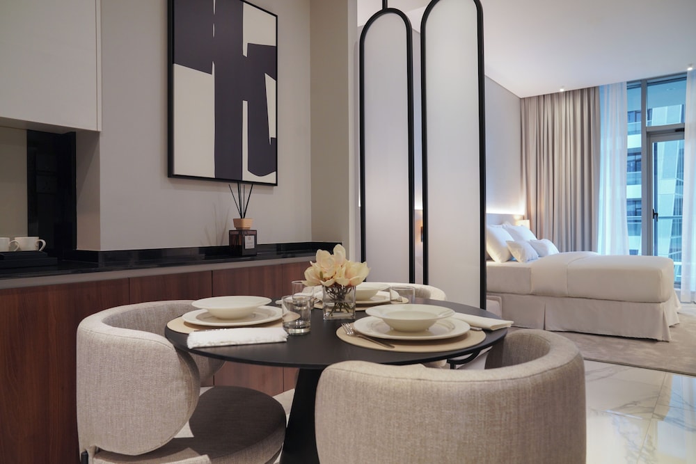 Lusso Hometels J One