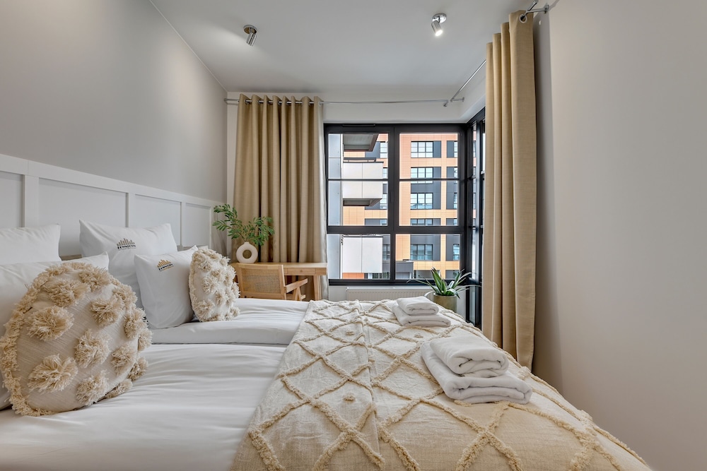 Doki Living - Foodhall & Parking by Downtown Apartments