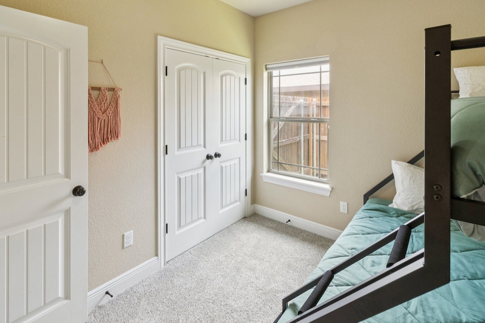 Gorgeous 4br Dakota Springs Home 3 Bedroom Home