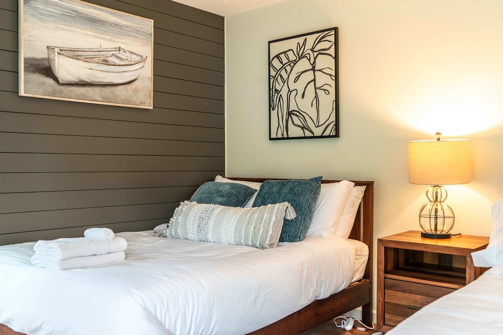 Highway Chalet - Centrally Located to Area Attractions!
