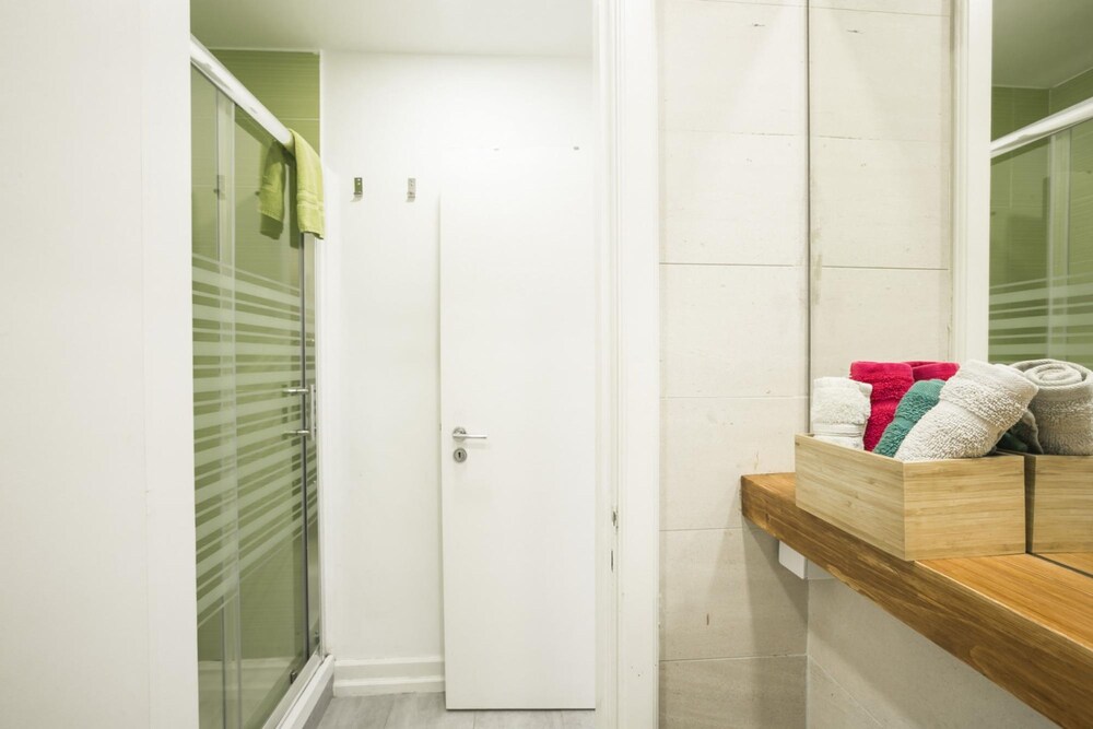 LV Premier Chiado CH8 Comfortable AC Elevator