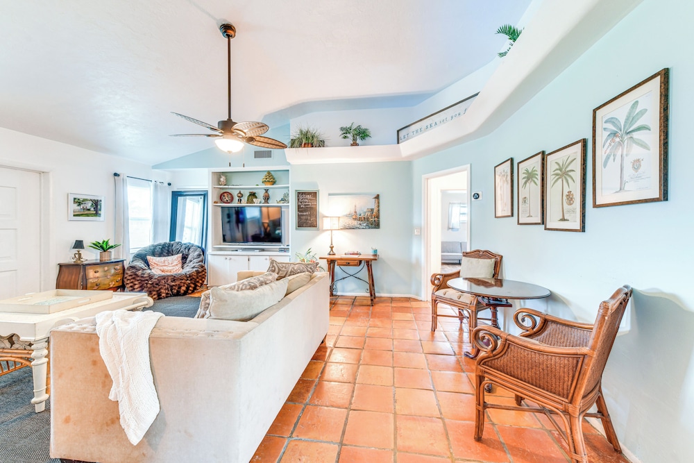 Backyard Hangouts: Bradenton Home Near Dining!
