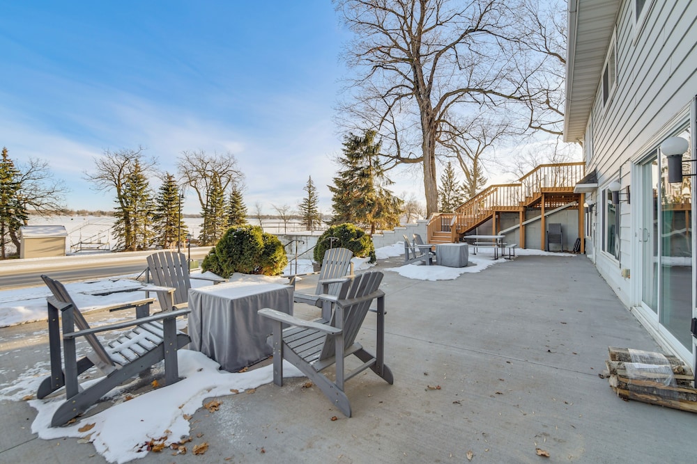 Modern Apt on Detroit Lake w/ Dock Access!